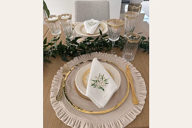 Podkładka atłasowa-43cm z falbanką beżowy -ivory